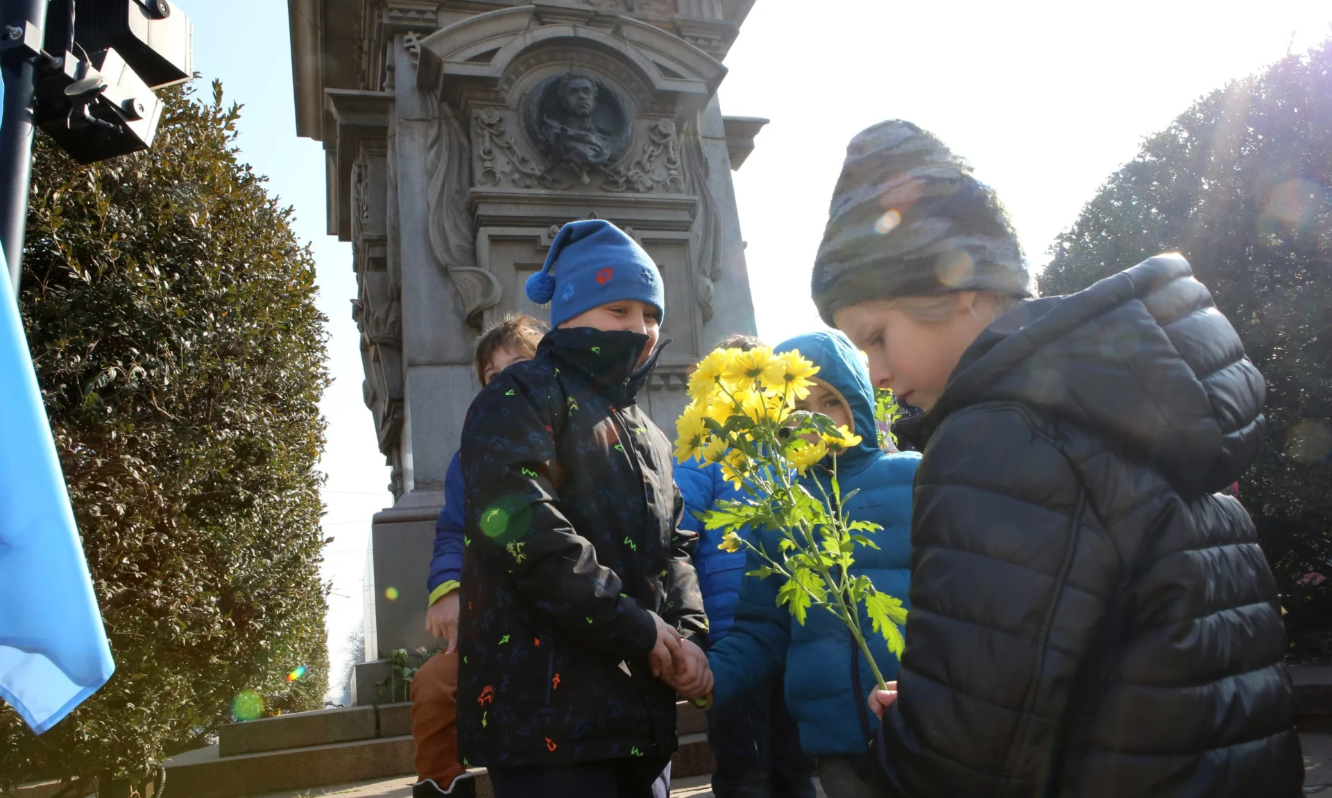 Паметник на Васил Левски поднасяне на цветя