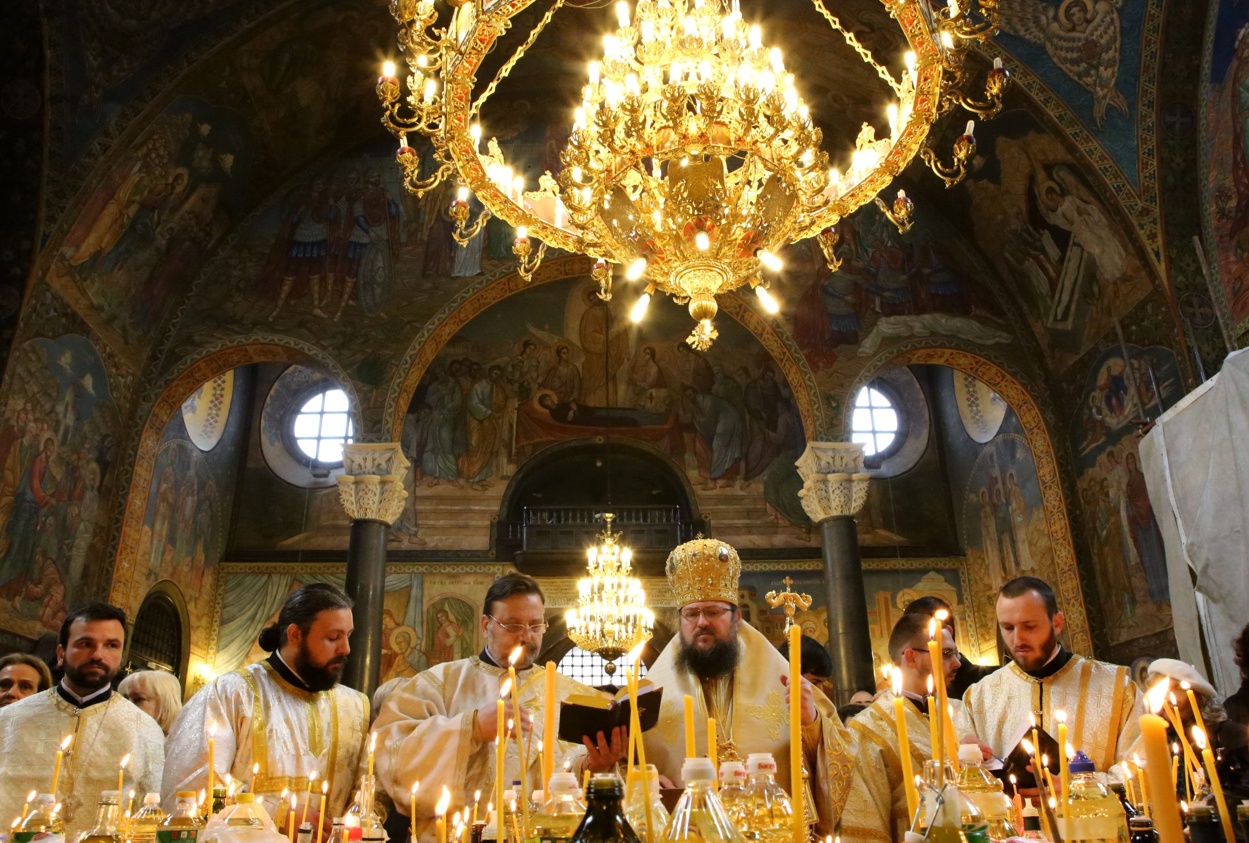 Българската православна църква отслужи св. Василиева Литургия с Велик маслосвет