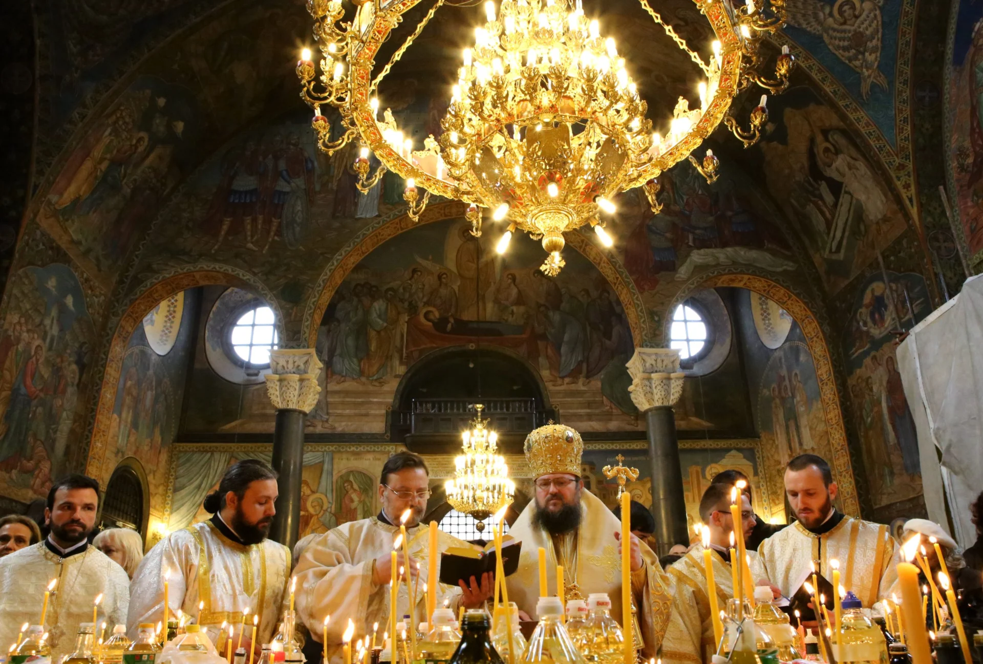 Българската православна църква отслужи св. Василиева Литургия с Велик маслосвет