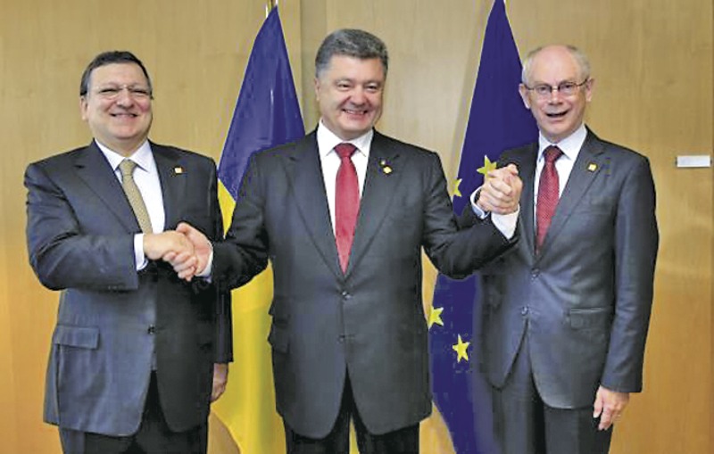 Украинският президент Петро Порошенко (в средата)