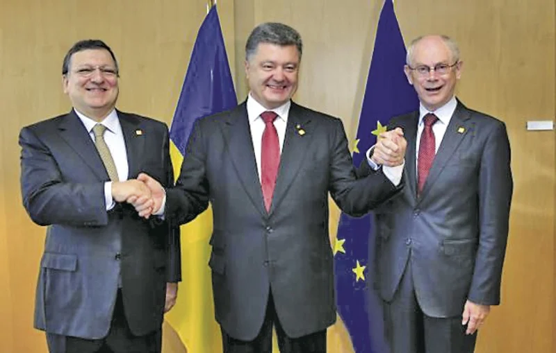 Украинският президент Петро Порошенко (в средата)