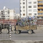 По този начин организациите за оползотворяване на опаковки си набавят необходимите количества пластмаса и стъкло