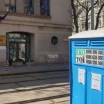 Химическа тоалетна пред сградата на ВСС