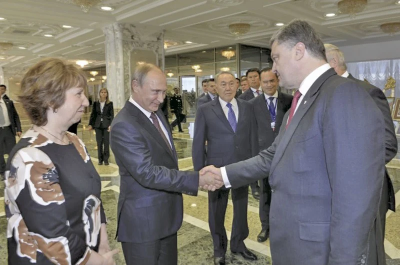 Путин и Порошенко си стиснаха ръцете в Минск