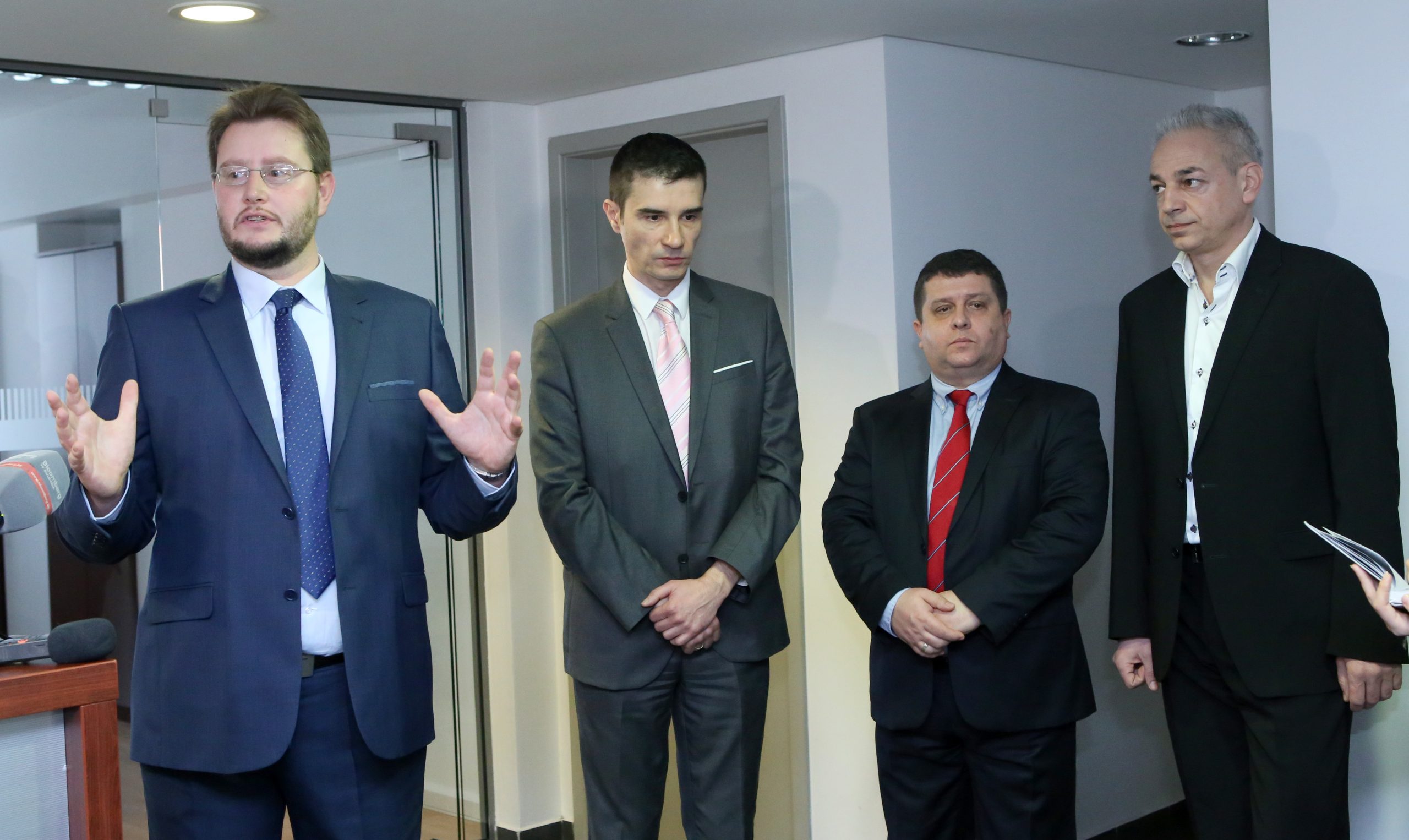 служебният министър на икономиката Теодор Седларски посети Българска фондова борса-София. Обсъдени бяха мерките в Стратегията за развитие на капиталовия пазар и възможността част от тях да бъдат реализирани през мандата на служебното правителство.