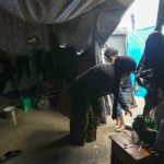 Порой наводни ивицата Газа. Четиридесет и девет годишната майка на осем деца Манал Лубад изгребва днес вода от наводнената си палатка в бежанския лагер в Дейр ал Балах, в централната част на Ивицата Газа.