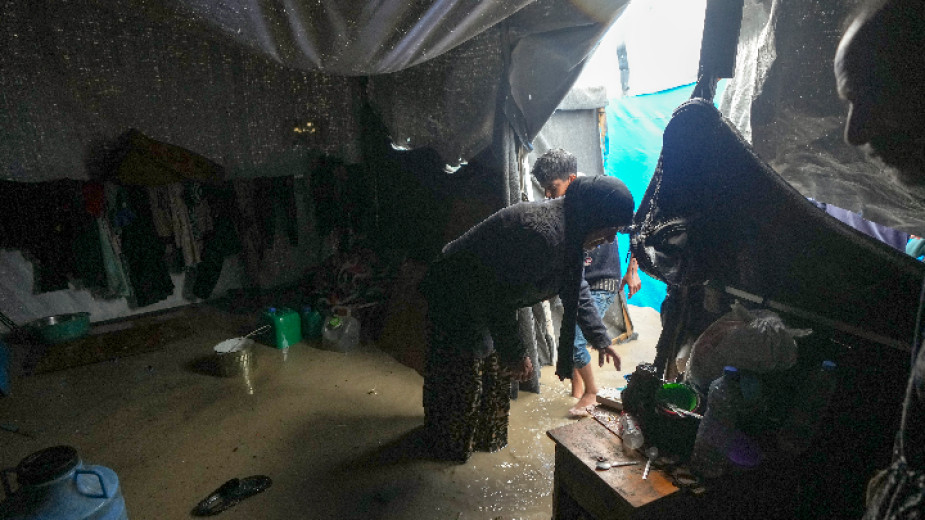 Порой наводни ивицата Газа. Четиридесет и девет годишната майка на осем деца Манал Лубад изгребва днес вода от наводнената си палатка в бежанския лагер в Дейр ал Балах, в централната част на Ивицата Газа.