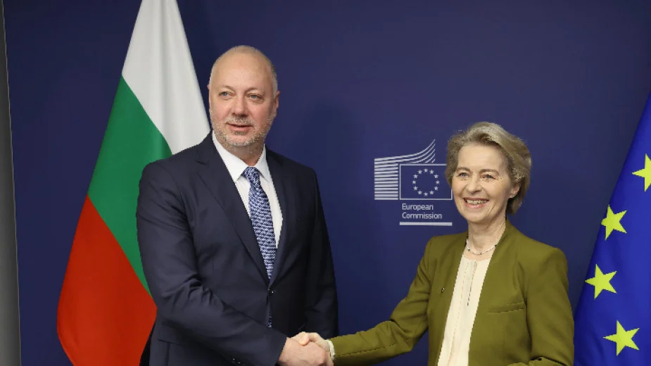 ЕК съобщи, че самолетът на Фон дер Лайен кръжал час и половина над Пловдив заради заглушения GPS сигнал