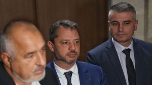Бойко Борисов, Делян Добрев и Радослав Рибарски (отляво надясно) в кулоарите на парламента.