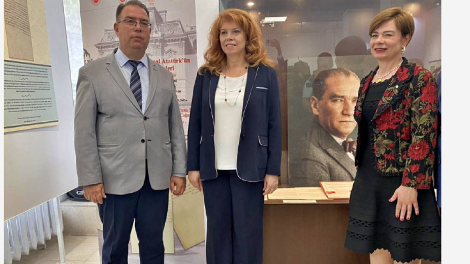 Вицепрезидентът Илияна Йотова откри документална изложба за софийския период на Кемал Ататюрк в Държавна агенция „Архиви“