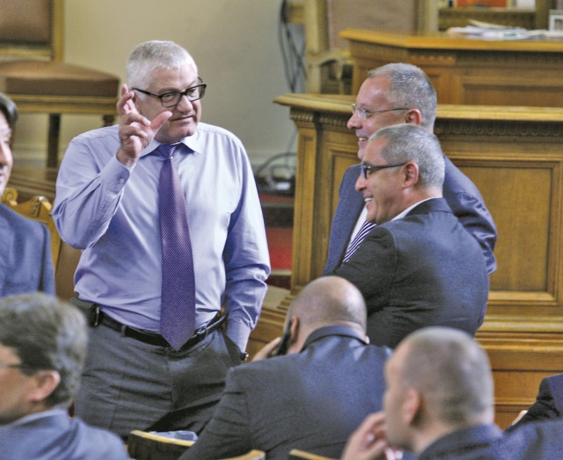 Орязването на партийната издръжка е твърде символично според мерките на депутата от левицата Петър Кънев