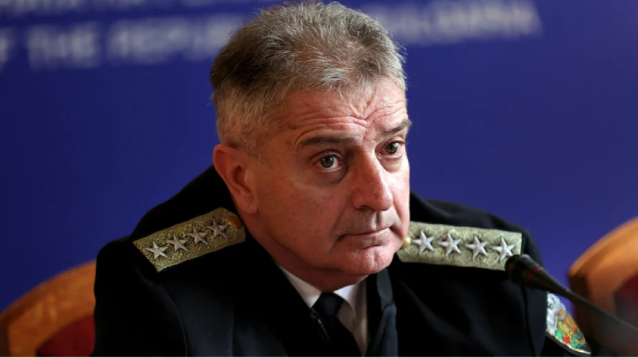 Дронът, паднал в България, вероятно е бил отклонен от системи за електронна война 10 Бюджетът за отбрана трябва да е поне 2,5% от БВП, за да може България да бъде отговорен съюзник, каза началникът на отбраната адмирал Емил Ефтимов.