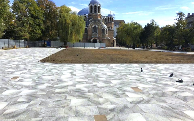 паркът пред Св. Седмочисленици