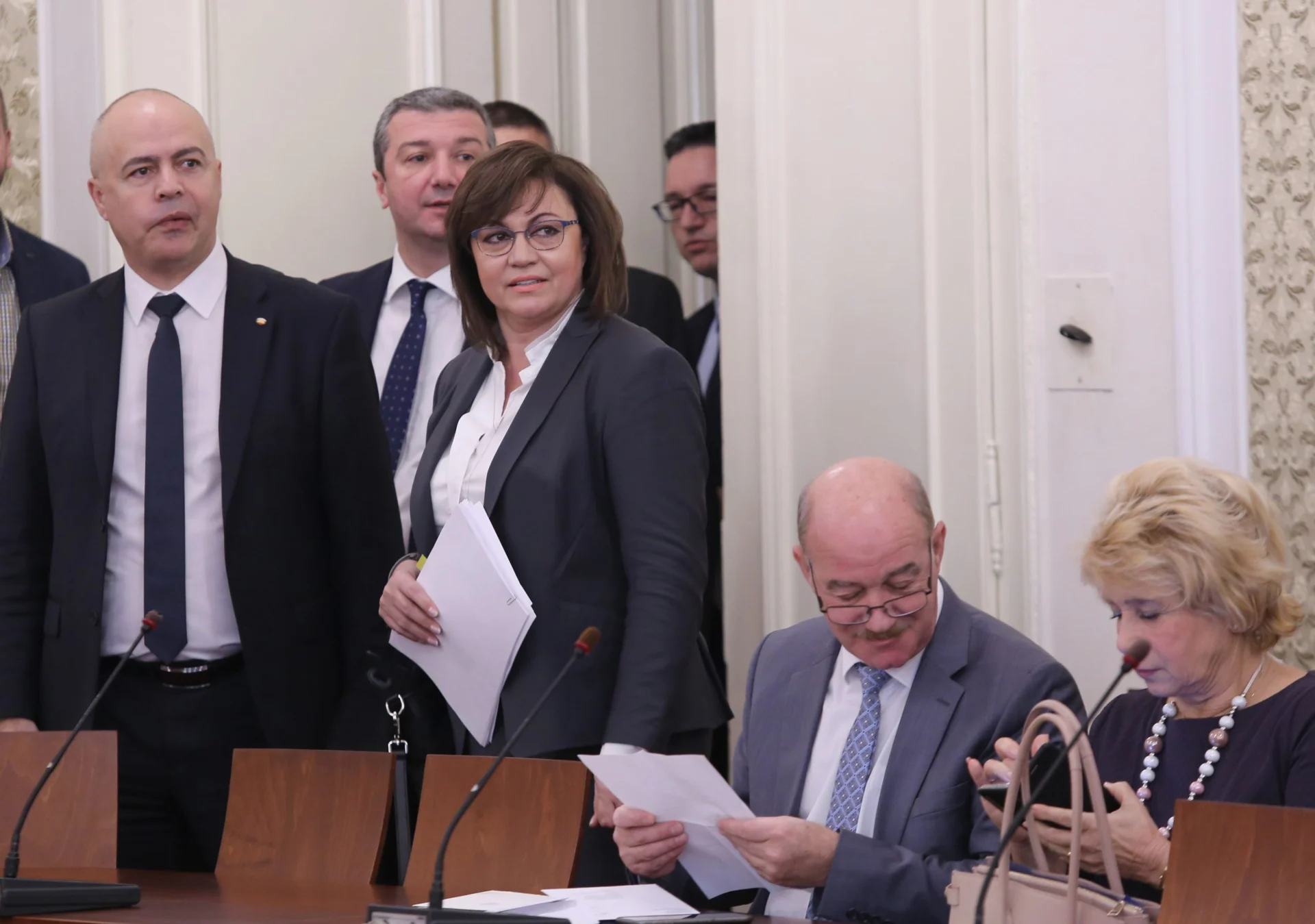 Парламент Корнелия Нинова  БСП за закона за социалните услуги