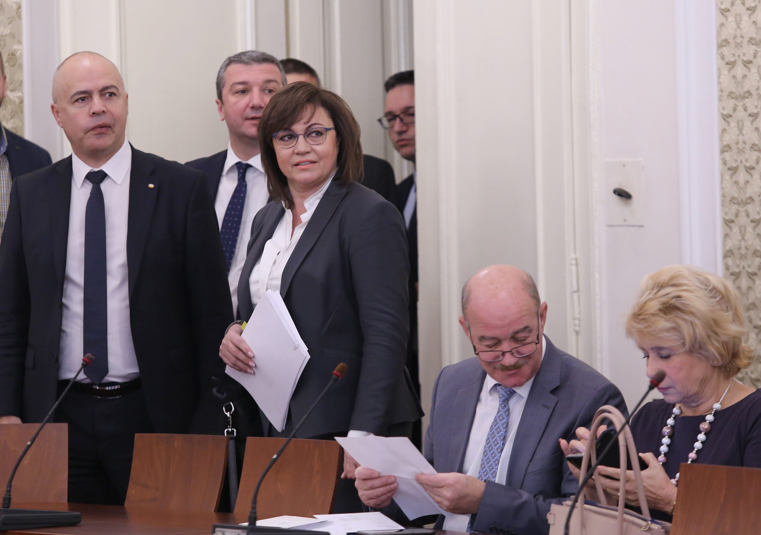 Парламент Корнелия Нинова  БСП за закона за социалните услуги