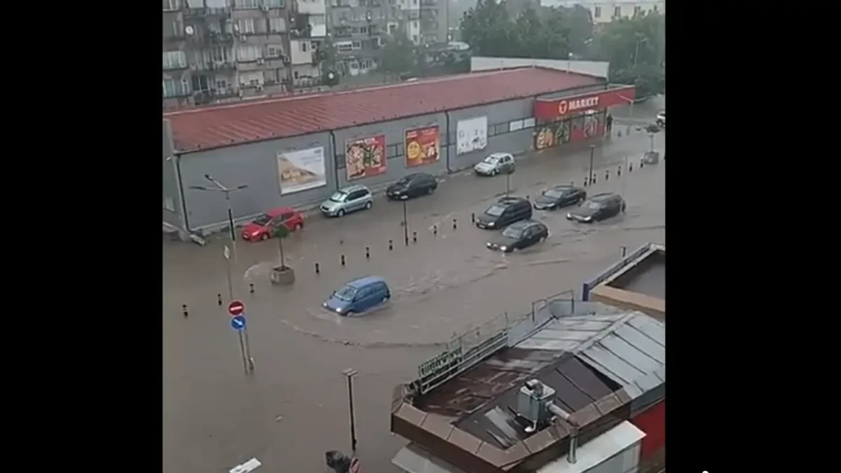 Лом е под вода след силна буря
