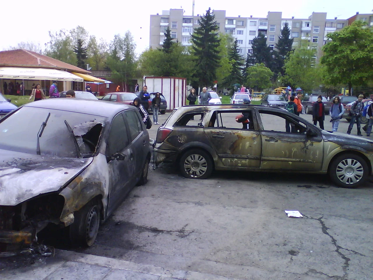 Изгорели коли автомобили пред 125 соу