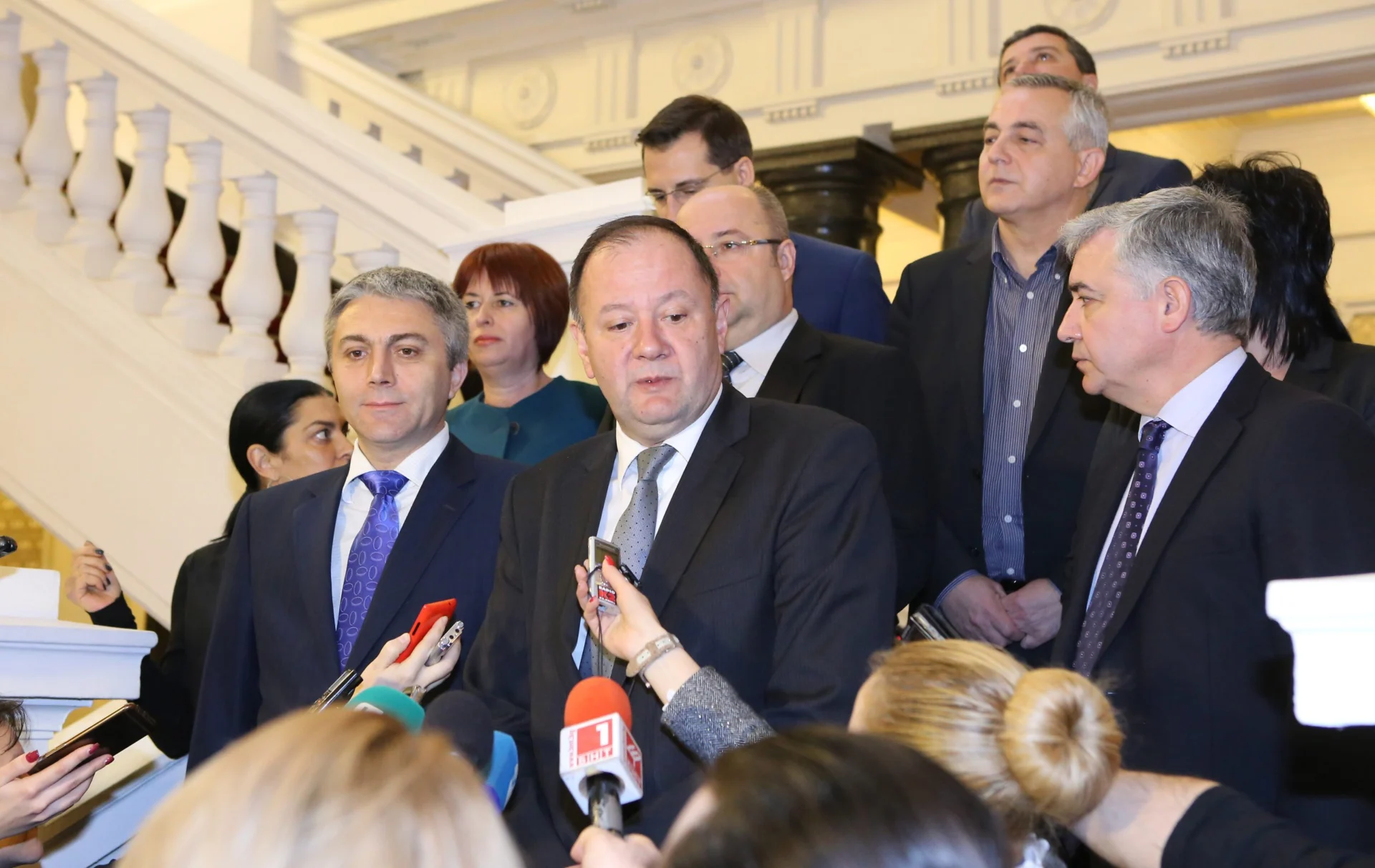 Парламент Консултации на БСП и ДПС