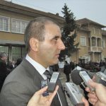 Бившият вътрешен министър Цветан Цветанов се брани по села и паланки от въпроси за ролята му в СРС-скандала.