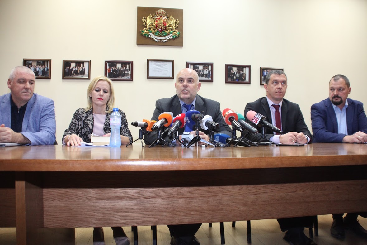 Пресконференция на специализираната прокуратура Иван Гешев – ръководител на Специализираната прокуратура Сийка Милева – наблюдаващ прокурор Христо Попов – зам.-директор на Института по археология с музей към БАН съкровище златно