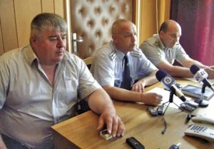 Шефът на автомобилната дирекция Петър Петров (вляво) вече е с обвинение като ръководител на организирана престъпна група за събиране на подкупи.