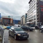 Задръстване пред мол Парадайз коли пешеходци трафик