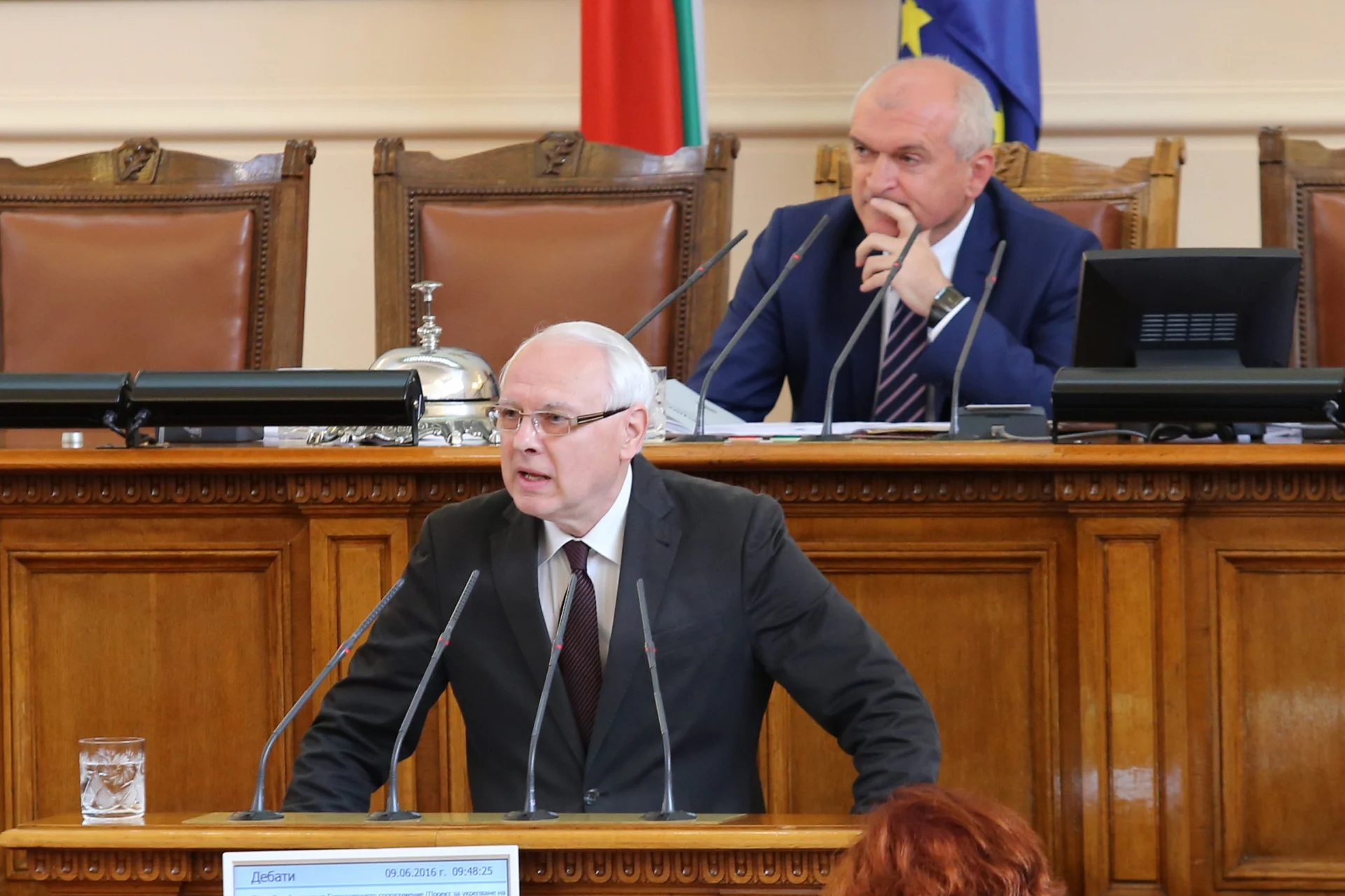 Парламент Велизар Енчев