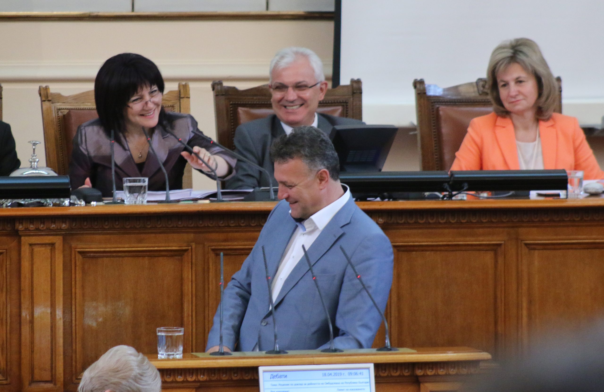 Парламент Валентин Николов