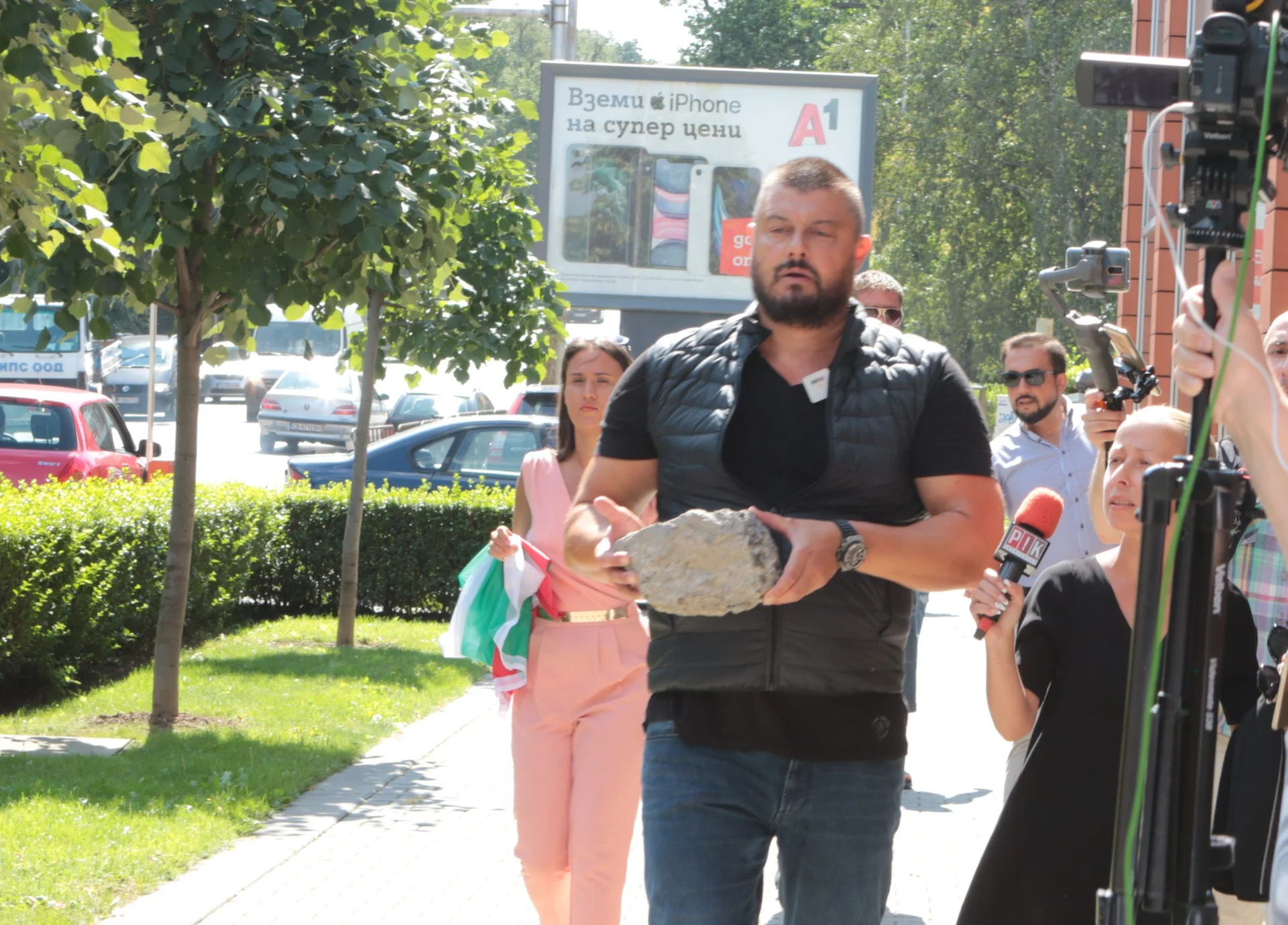Протест пърформанс Николай Бареков пред Да България