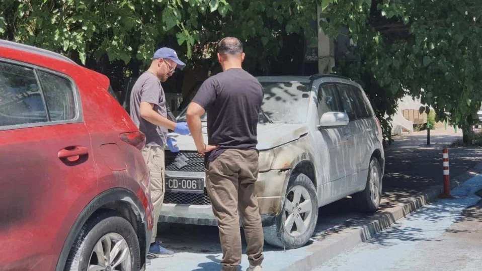 Как властите реагираха на палежа на коли пред българското посолство в Скопие