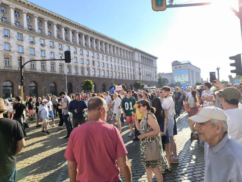 „Тук не е Москва“: Проведе се първият протест срещу кабинета „Радев“