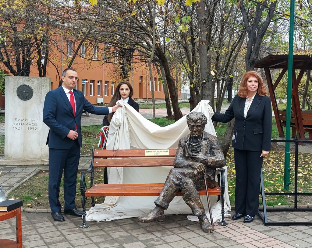 Илияна Йотова паметник