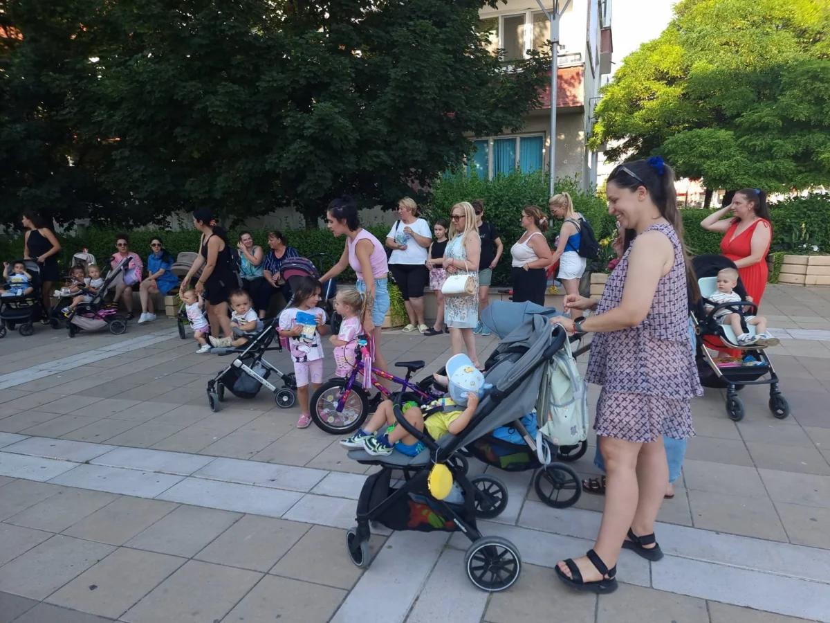 Майки от цялата страна отново излизат на протест с искане за по-високо майчинство през втората година