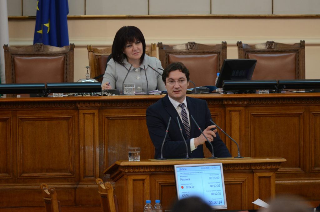 Министър Зарков в отговор на Лорер: Един закон не се пише като поема 7 Парламент Крум Зарков