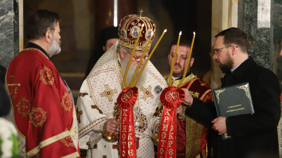 Под камбанния звън на храм-паметника "Св. Александър Невски" и с думите: "Христос ВоскНегово Светейшество патриарх Неофит оповести настъпването на най-големия християнски празник - Възкресение Христово
