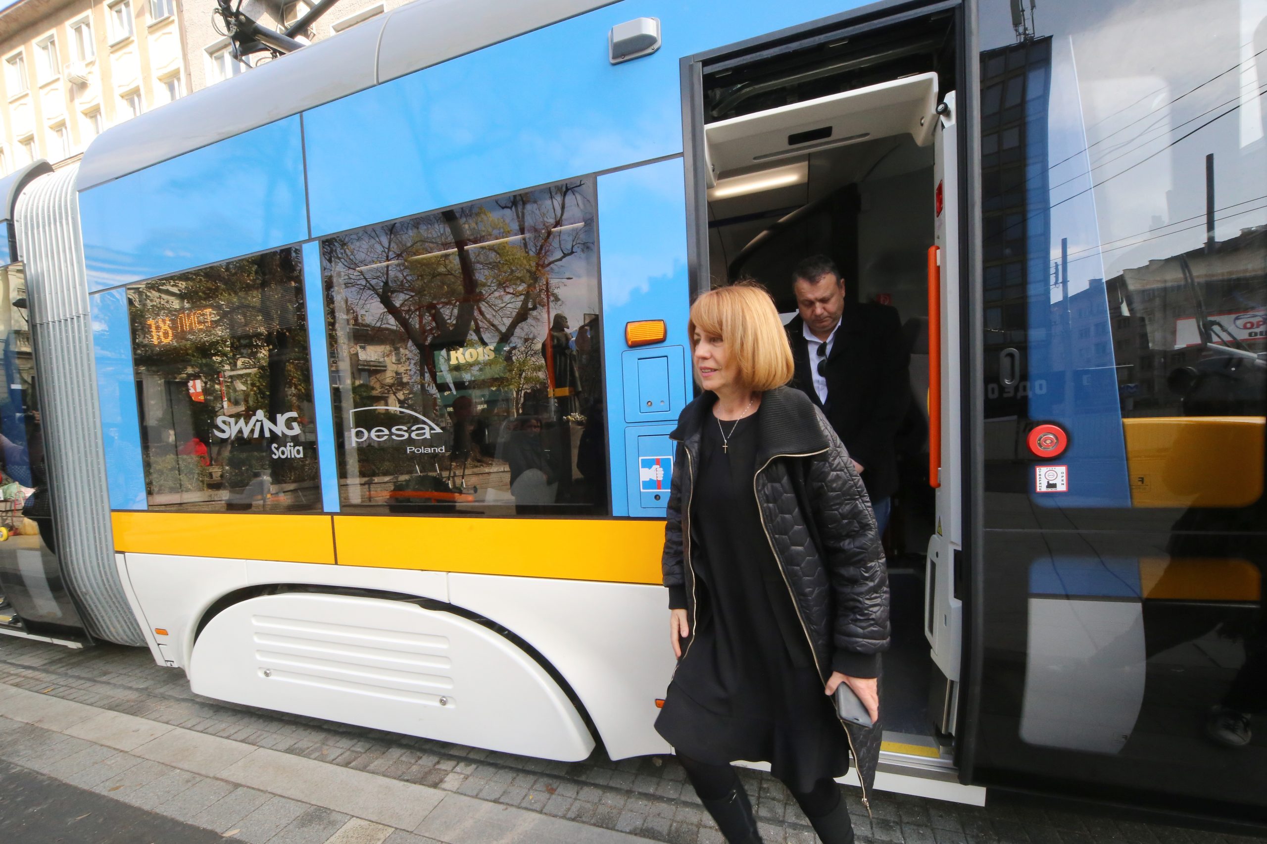 кметът Йорданка Фандъкова  присъства на тестовете на първия от 13-те нови трамваи марка PESA.