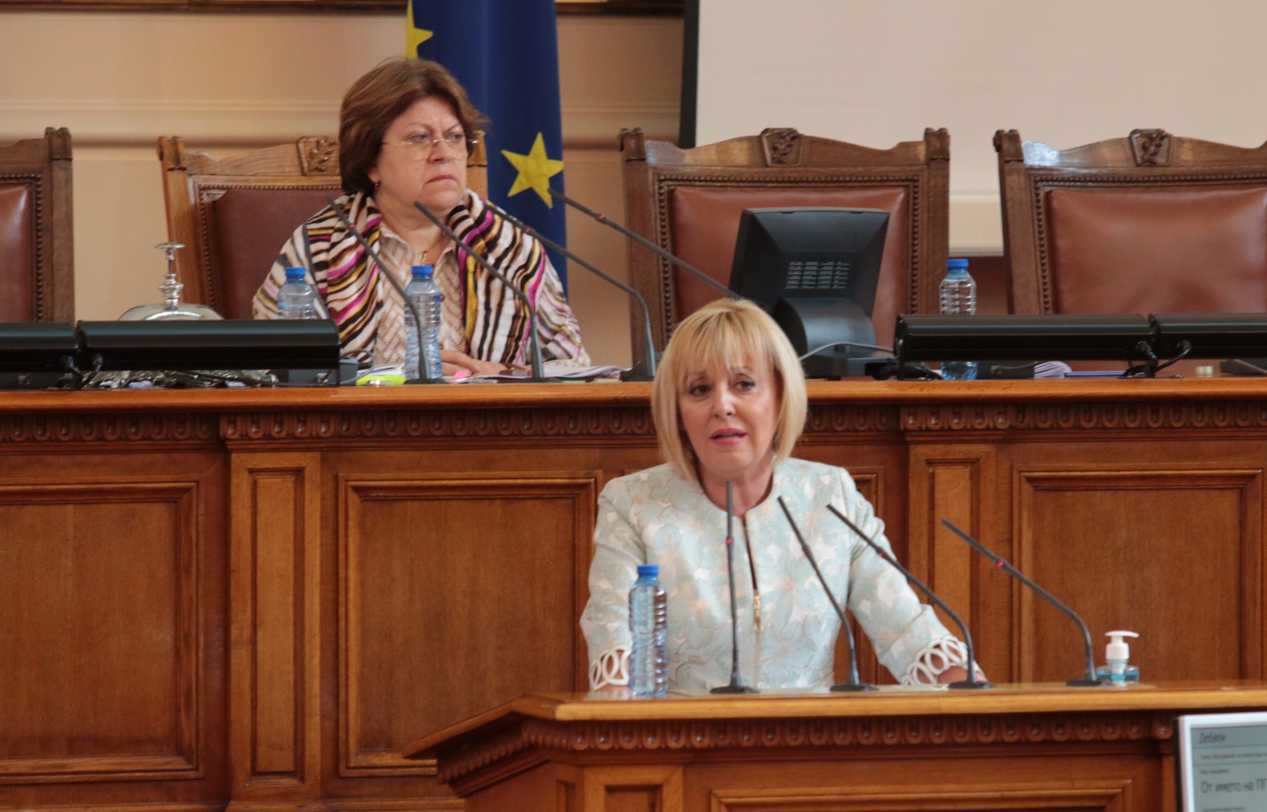 Парламент Мая Манолова