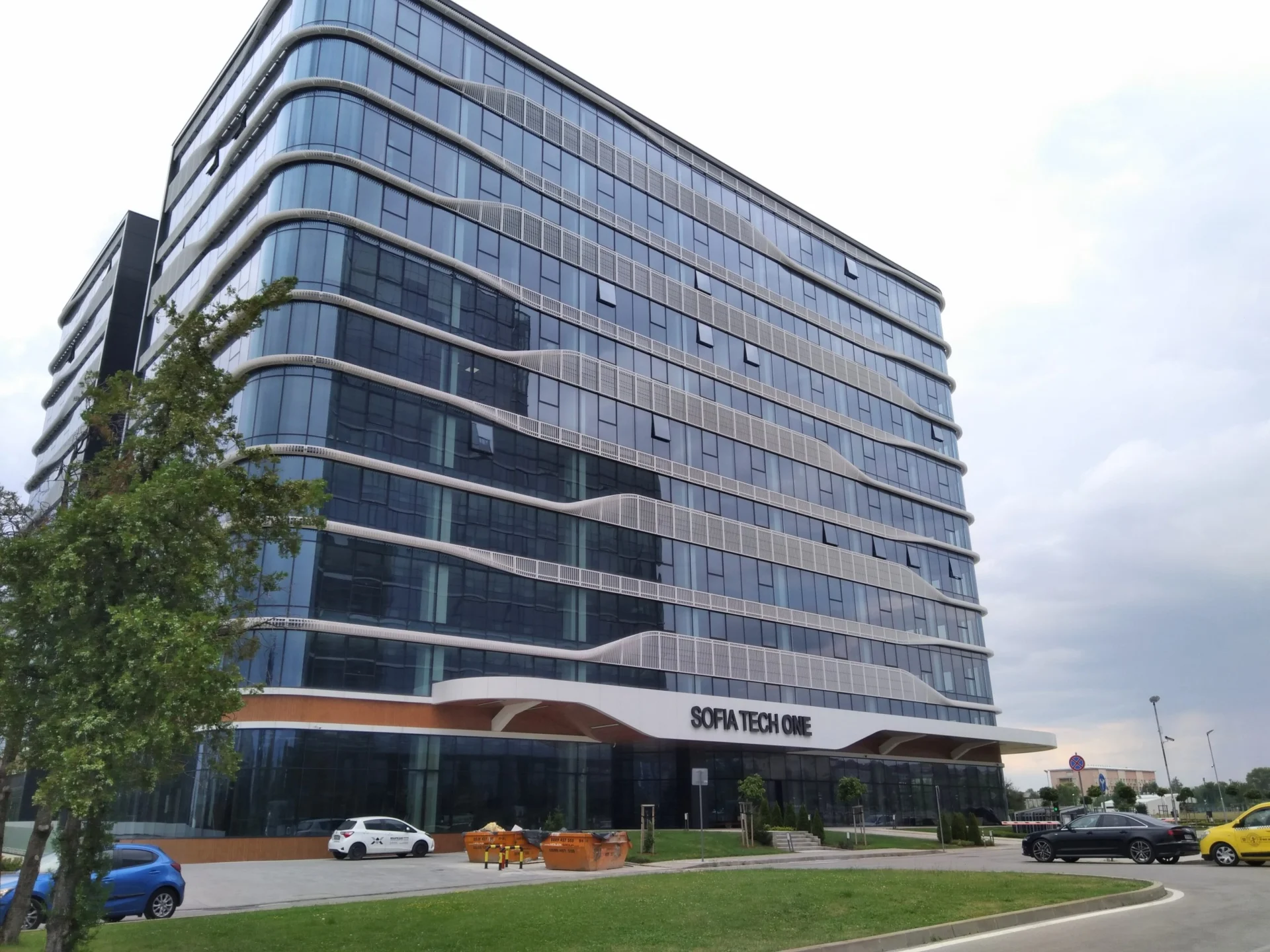 Сграда София тех парк на ПИБ Fibank банкови операции активите печалба акции дивидент