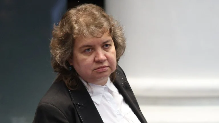 Киселова съобщи, че на следващата сесия парламентът ще обсъди депутатските имунитети