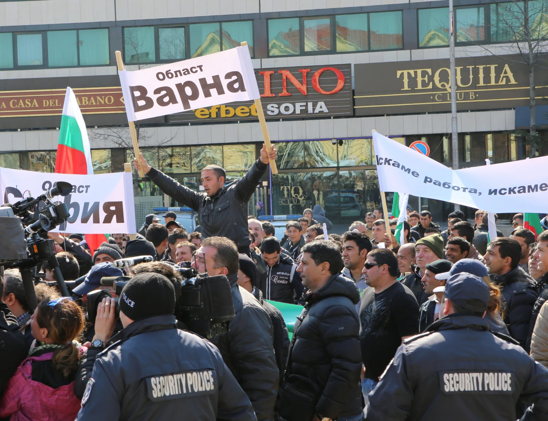 пред сградата на Народното събрание износителите на дървесина и дърводобивните дружества провеждат мирен протест срещу Решението за забрана износа на дървесина в срок от три месеца