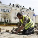 Парламент смяна на паветата ремонт на пътя майстори