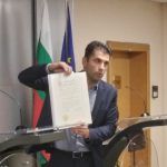 Кирил Петков си показа дипломата от Харвард