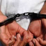 Човек с белезници