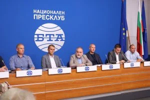 В Националния пресклуб на БТА - София се провежда пресконференция на Българска браншова камара "Пътища