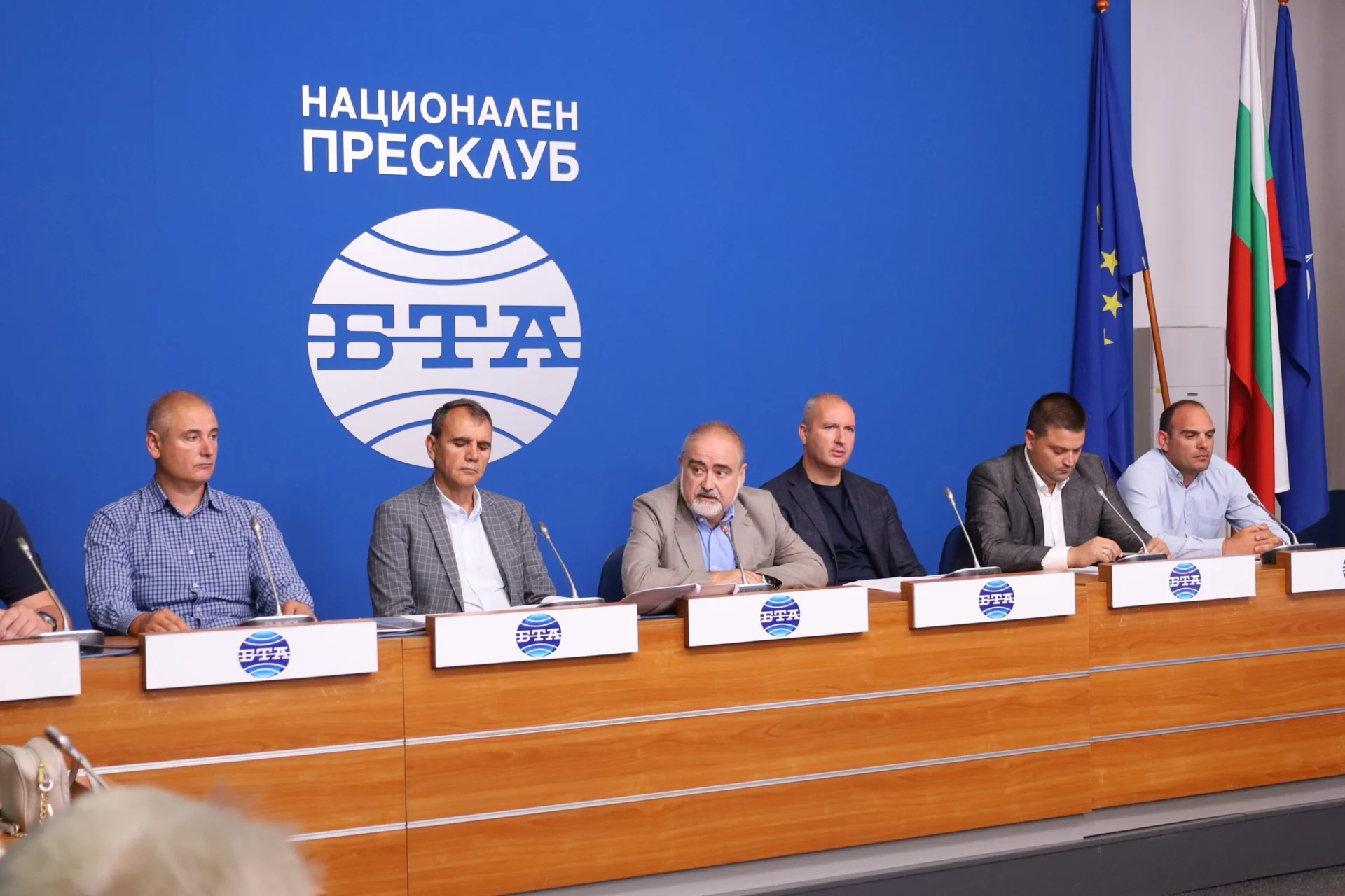 В Националния пресклуб на БТА - София се провежда пресконференция на Българска браншова камара "Пътища
