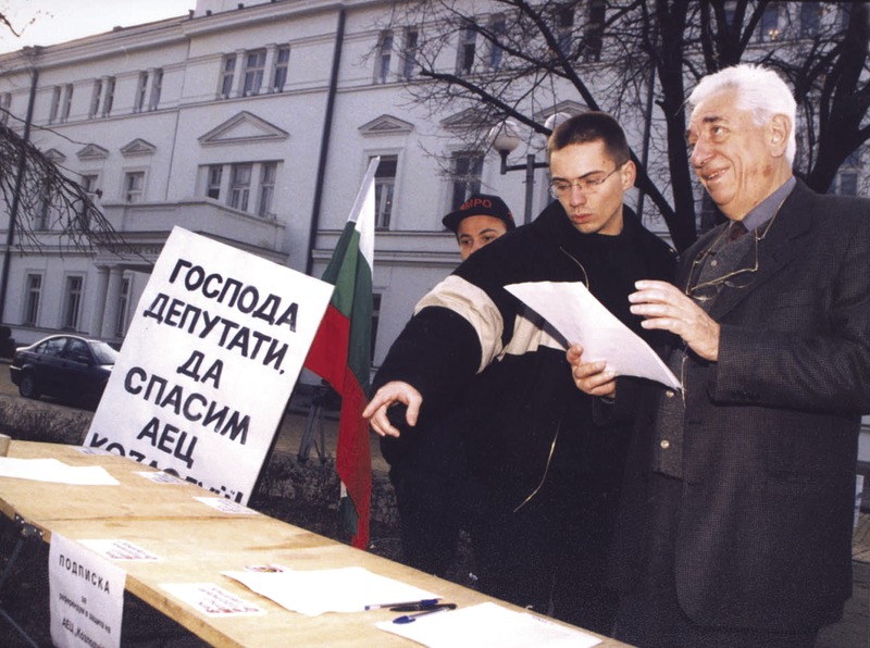 Гиньо Ганев на подписката за референдум за запазване на 3-и и 4-и блок на АЕЦ "Козлодуй" през 2002 година. Тя беше подкрепена от повече от 500 хил. души.