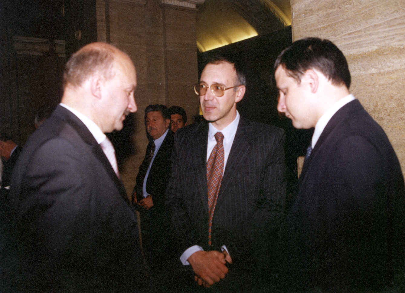 27.09.00 БНП - Дрезднербанк България АДИвайло Любомиров - валутно - финансово услуги