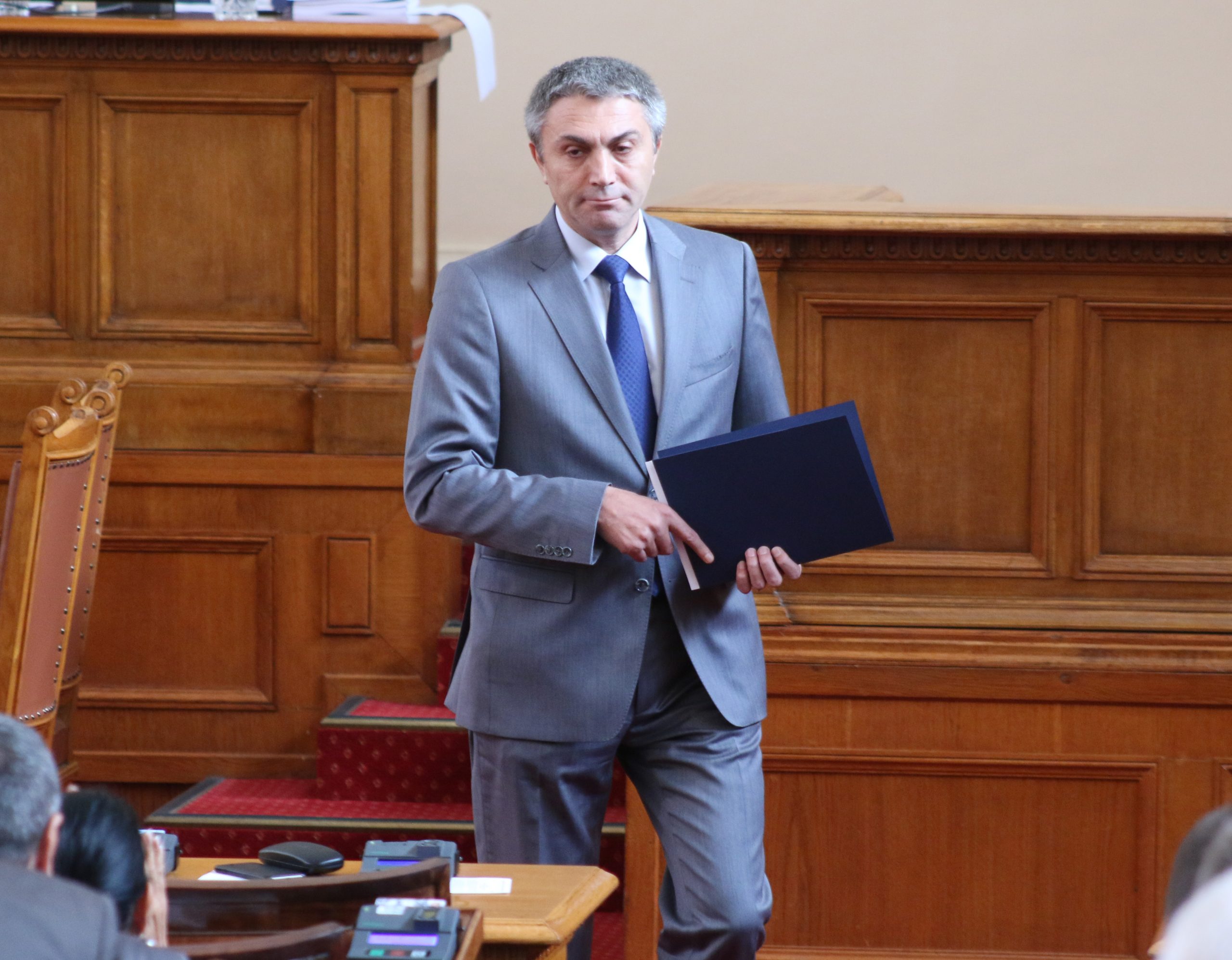 Парламент вот на недоверие Мустафа Карадайъ