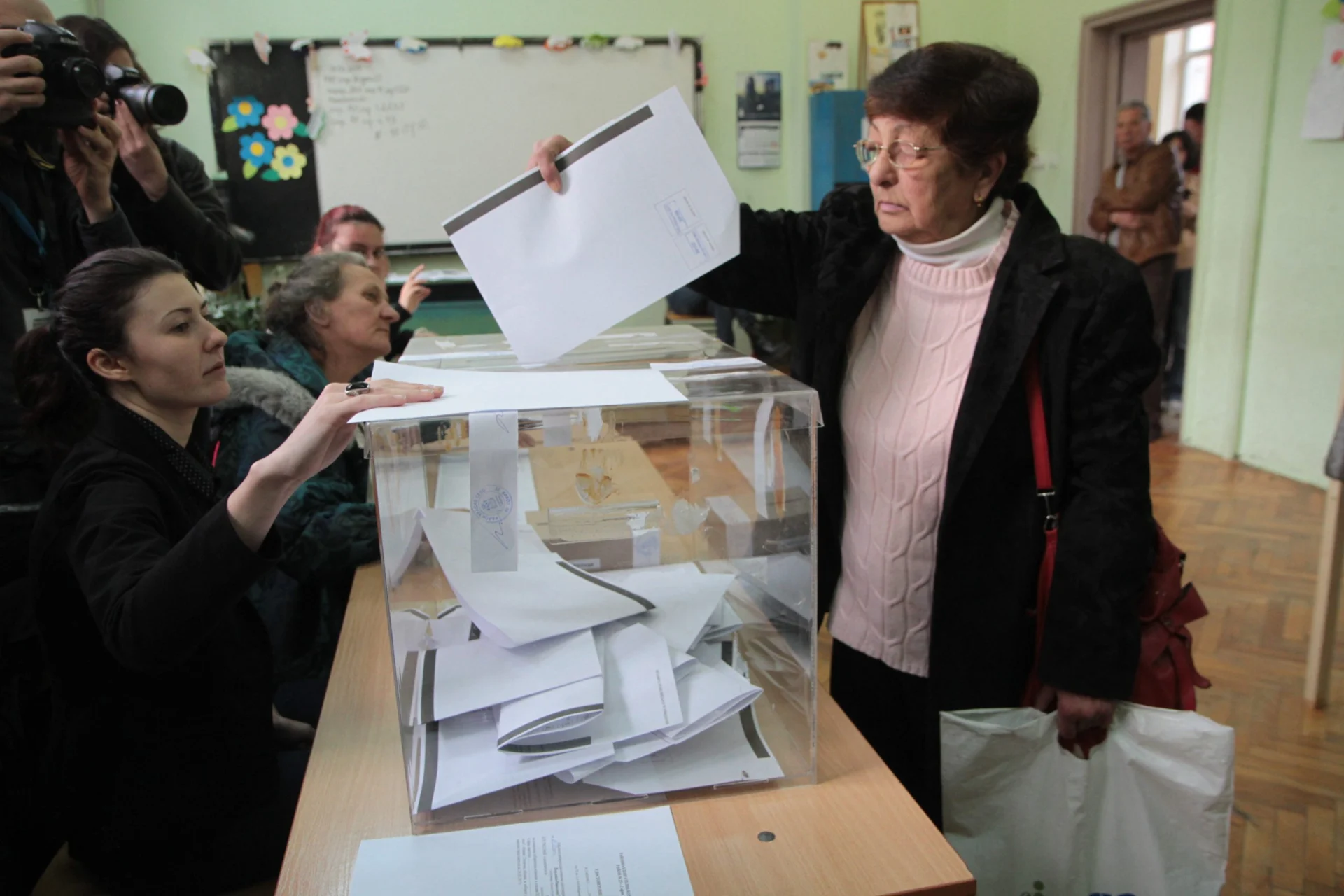 Парламентарни избори гласуване урна гласоподаватели...