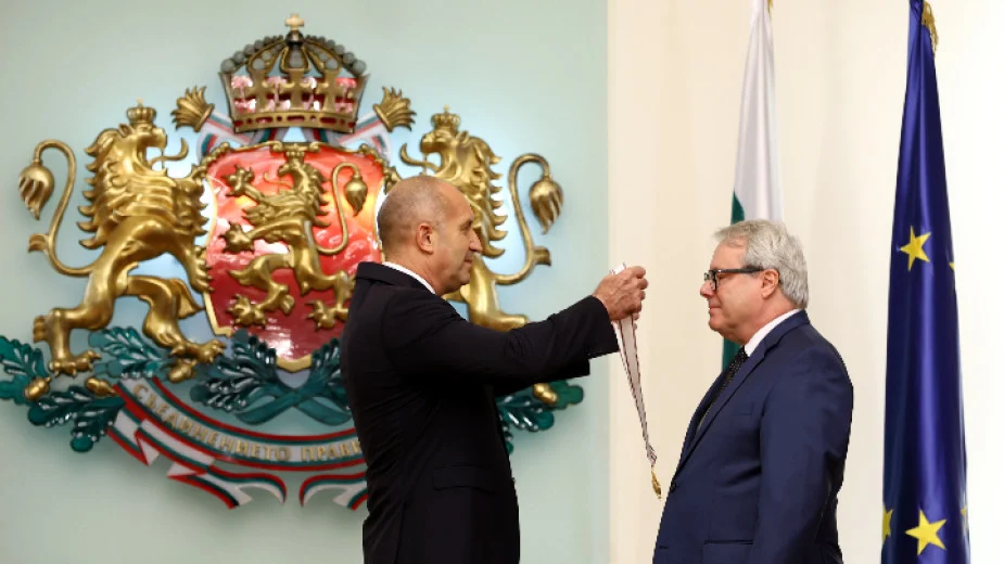 Президентът Румен Радев удостои с орден "Мадарски конник" посланика на Франция Жоел Мейер